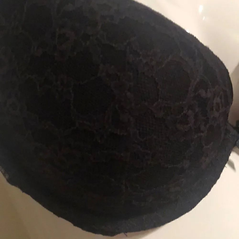 Victoria Secret  - Picture 3 of 4